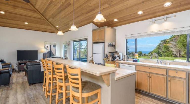 Beautiful vacation home with pool | Suitable for remote work | Pets allowed — photo 4