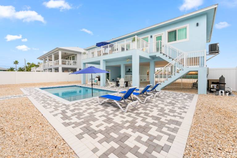 Blue Pearl Waterfront Oasis w Pool 70 Dock — photo 3