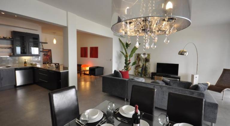 Serviced apartment with yard, pool & BBQ | Next to the beach | Pet-friendly — photo 3
