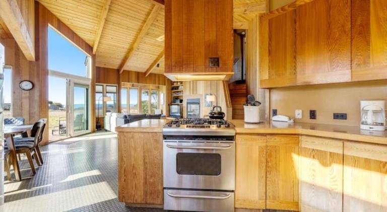 Vacation home with pool & jacuzzi | Beach nearby | Dogs allowed — photo 3