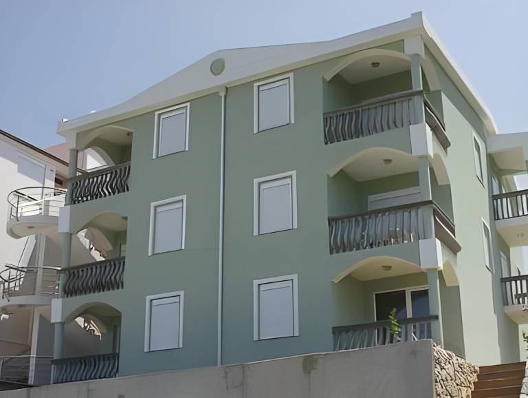 Rental apartment with BBQ, yard & patio in Ulcinj