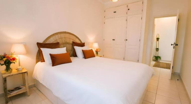 Holiday apartment with yard, terrace & private pool in Portimão