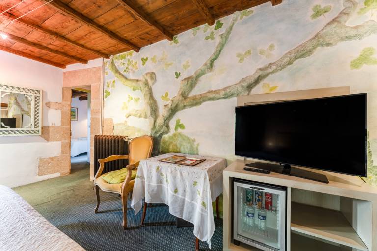 Room 'Chambre 11' with Shared Pool, Wi-Fi and Air Conditioning — photo 3