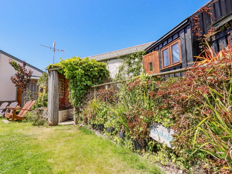 Fully equipped cottage with barbecue & yard | Dogs allowed — photo 2