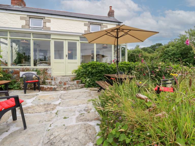 Cottage with yard | Beach view — photo 2