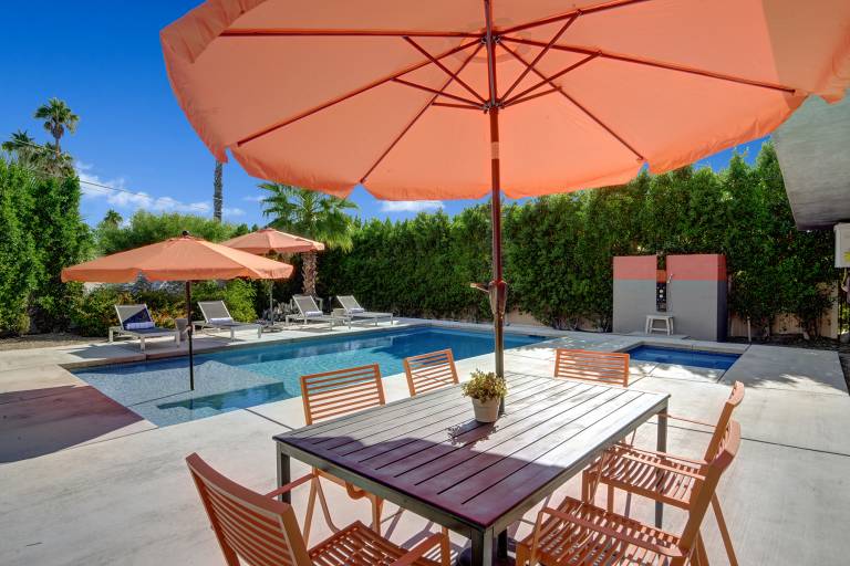 Vacation home with yard, jacuzzi & private pool | Mountain view — photo 3