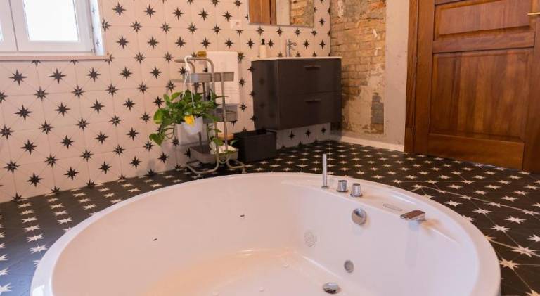House with jacuzzi, yard & private pool — photo 4
