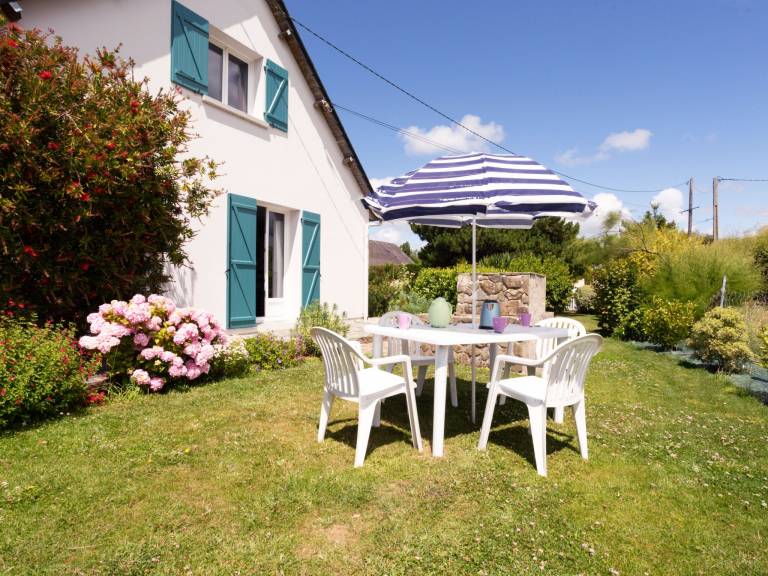 Vacation home with patio, yard & barbecue — photo 3