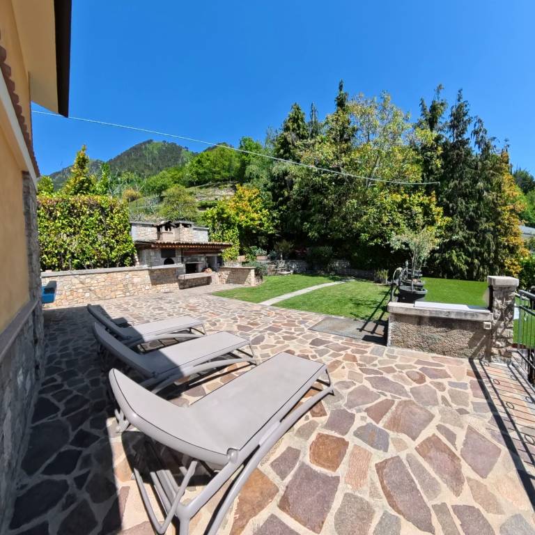 Villa with garden, terrace & private pool | Lake view — photo 4