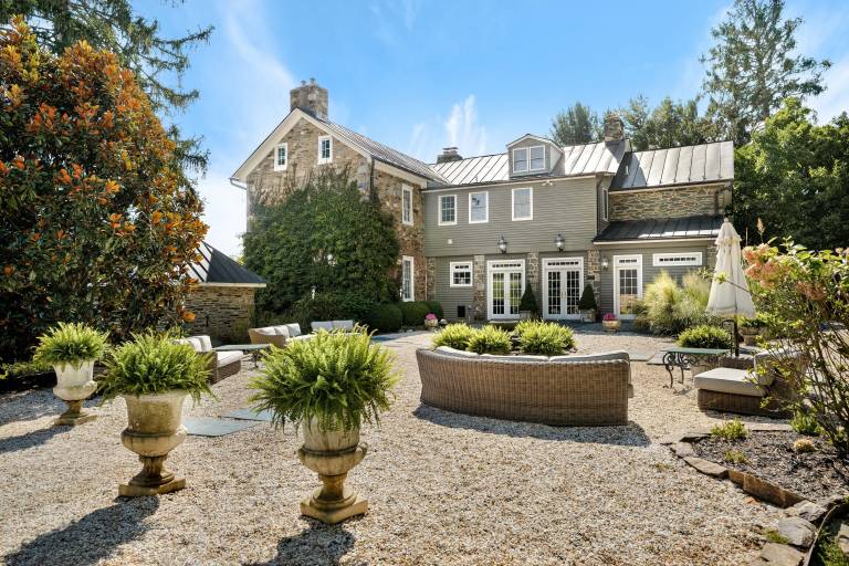 House  Round Hill