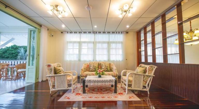 Serviced apartment with terrace & yard — photo 2