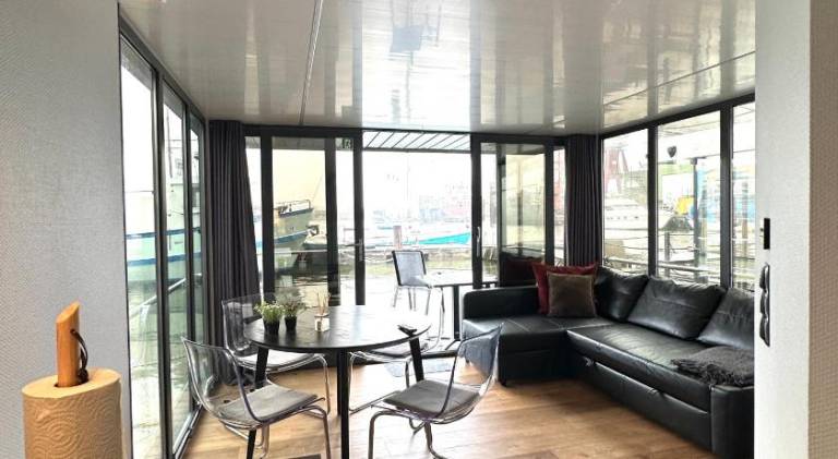 Boat with patio, barbecue & hot tub | Pets allowed — photo 4