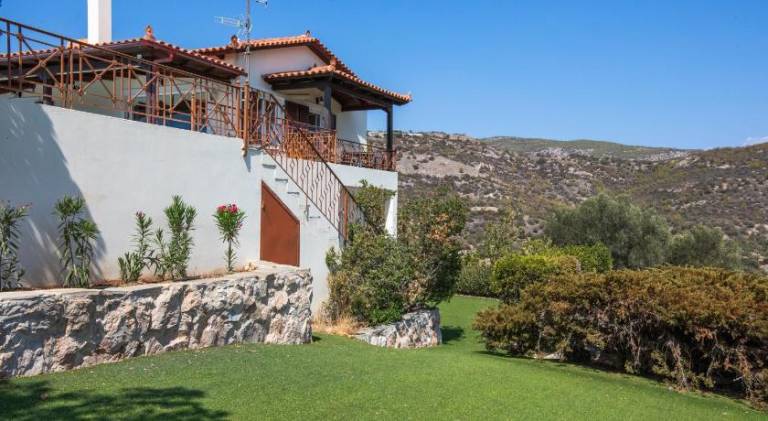 Villa with patio, private pool & barbeque — photo 5