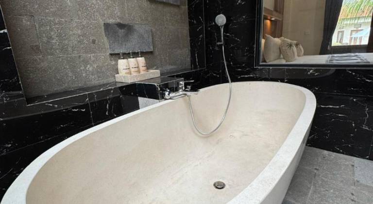 Serviced apartment with patio, garden & pool | Close to the beach | Perfect for remote work | Pets are welcome — photo 5