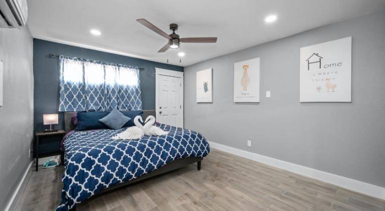 Comfortable 2BR Uptown Escape with Free Park — photo 2