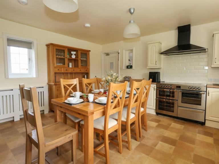 Family-oriented charming cottage with yard & jacuzzi | Beach view | Pets are welcome — photo 4