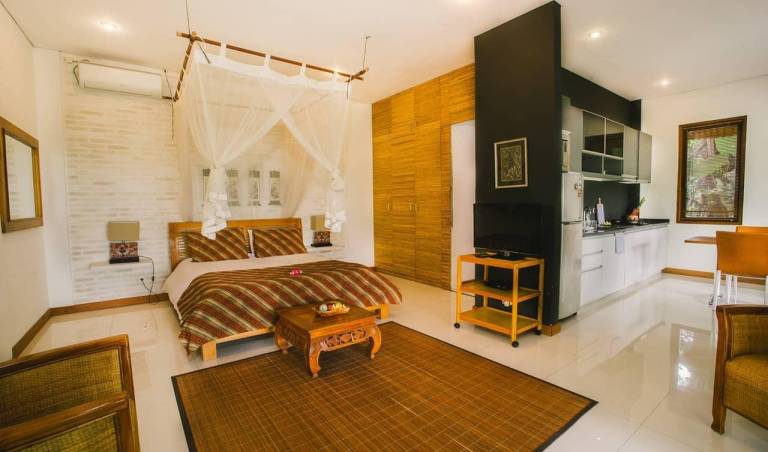 Villa with yard & pool | Suitable for remote work — photo 2