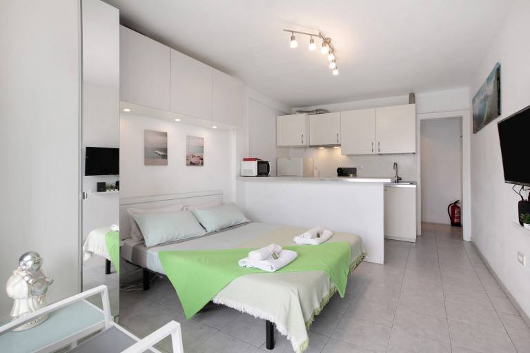 Pleasant studio with terrace & fast internet | City view | Close to the beach | Pet-friendly — photo 3