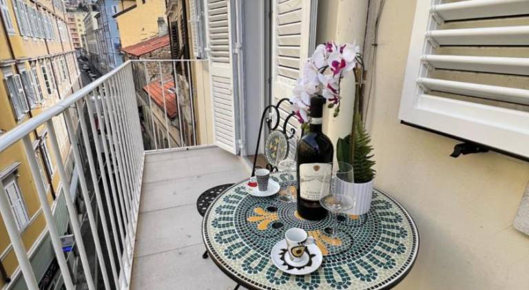 Rental apartment with patio — photo 4