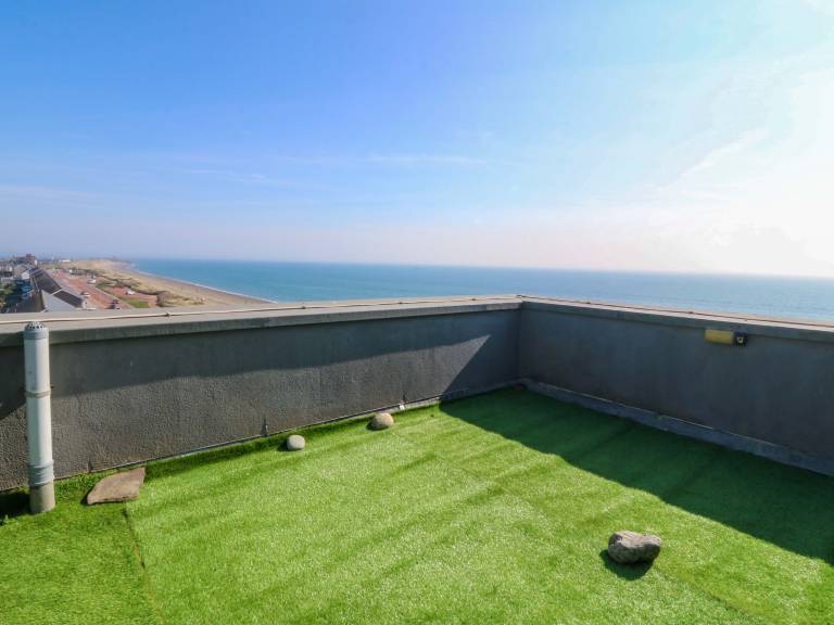 Cottage with terrace & yard | Beach view | Beach nearby | Pets are welcome in Pwllheli