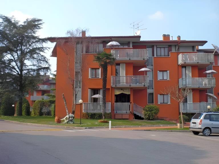 Serviced apartment with garden, patio & pool in Peschiera del Garda