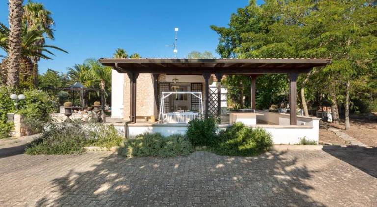 Villa with pool — photo 5