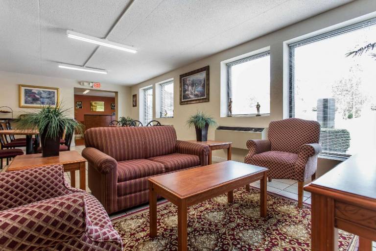 Econo Lodge & Suites Southern Pines - Pinehurst — photo 3