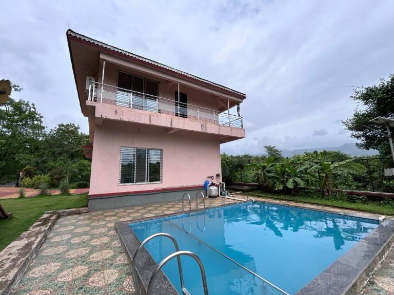 Villa with BBQ, pool & yard | Water view | Pets allowed in Khalapur