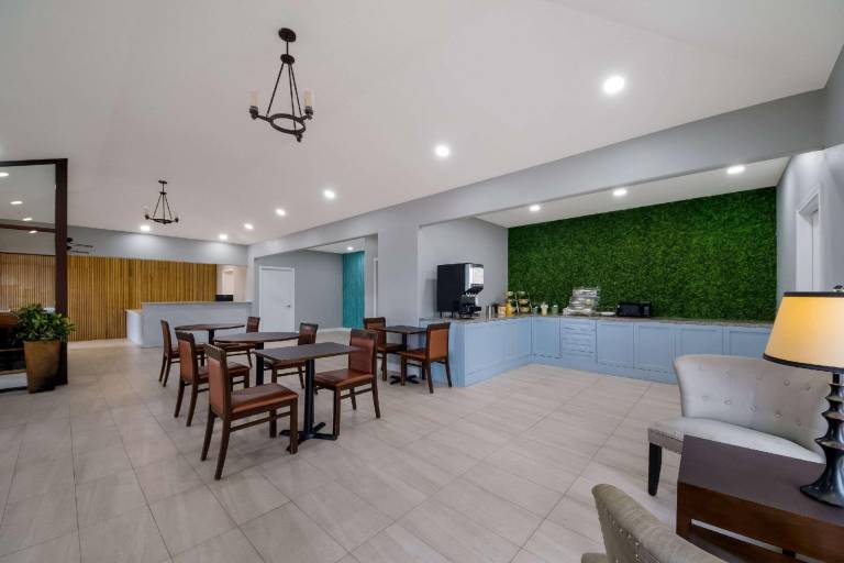 Rodeway Inn & Suites Corpus Christi Northwest — photo 3