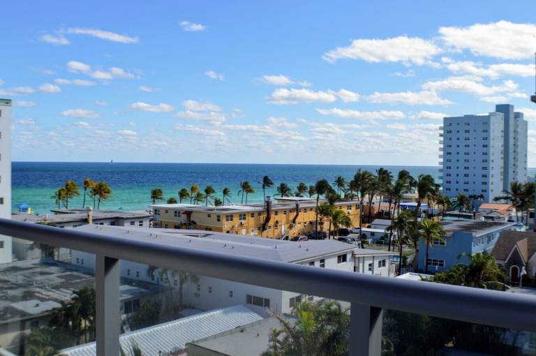 Condo  Hallandale Beach
