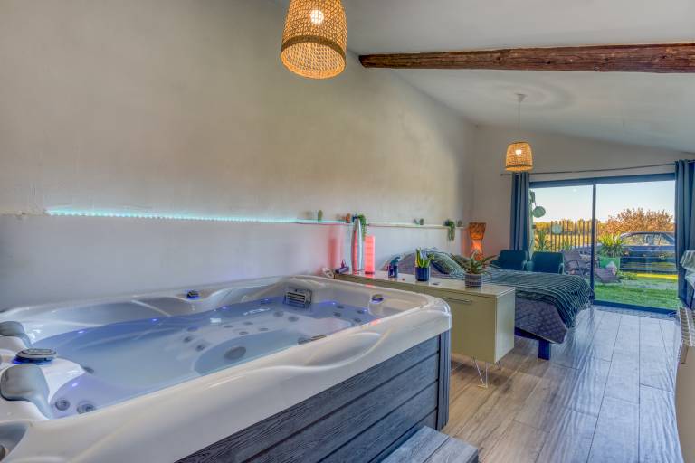 Studio Apartment 'Lovestudio Spa Privé Arles Campagne' with Private Terrace and Shared Garden — photo 2