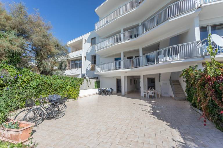Rental apartment with yard | Sea view — photo 2