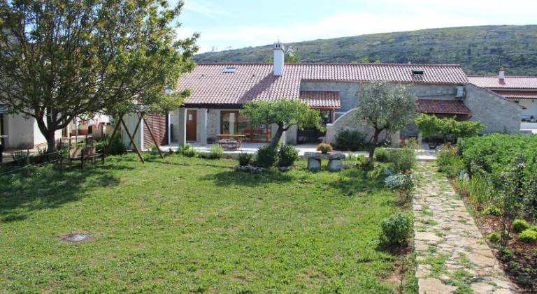 Vacation home with barbeque, terrace & yard | Pet-friendly in Leiria