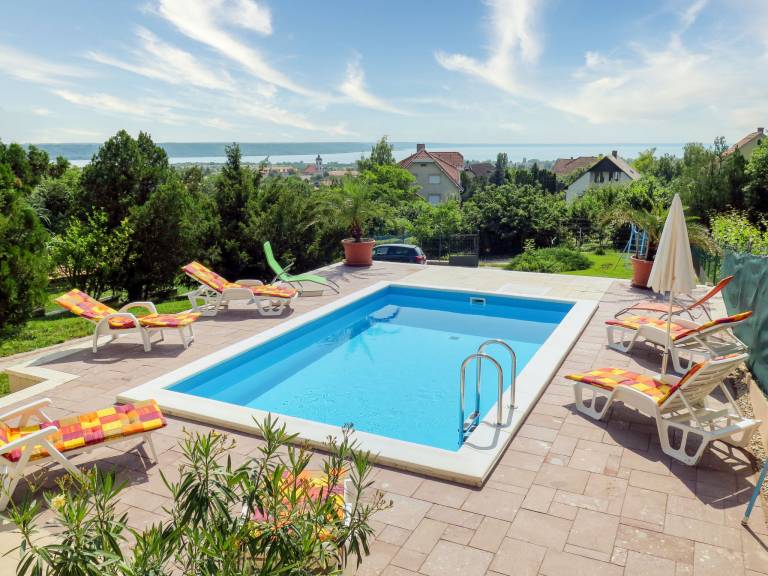 House with patio, private pool & barbeque | Lake view — photo 2
