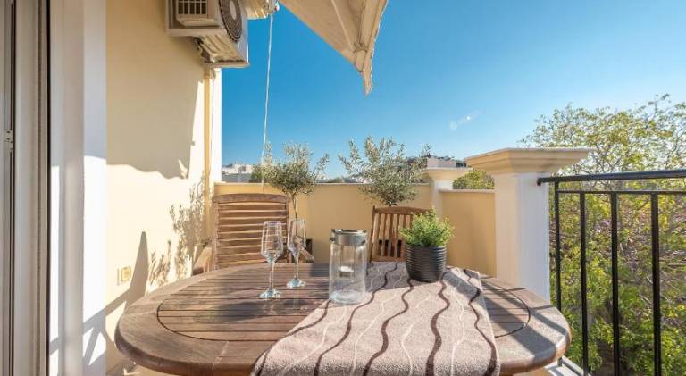 Holiday apartment with patio | Close to Temple of Hephaestus | Good for workation | Pet-friendly — photo 3