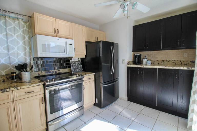 Charming 2 BR home - 5 minutes from Anna Maria Island - Don't Worry Beach Happy — photo 3