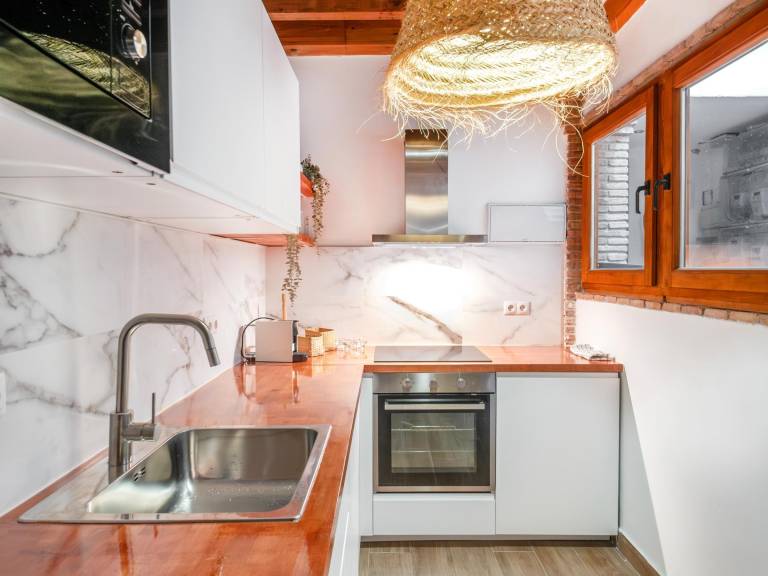 Charming 1-BR Apartment in Heart of Malaga, Close to Calle Larios, A/C, Wi-Fi, Pet-Friendly — photo 4