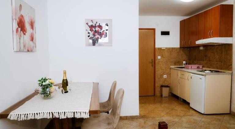 Apartment with grill, yard & terrace — photo 4