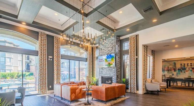 Lavish 3BD King Bed With Pool, Hot Tub, Gym, Parking — photo 3