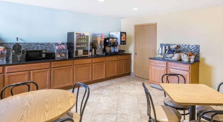 Super 8 By Wyndham Wichita Airport — photo 4