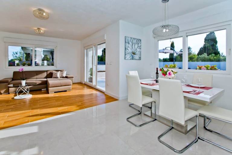Vacation home with patio, garden & grill — photo 4