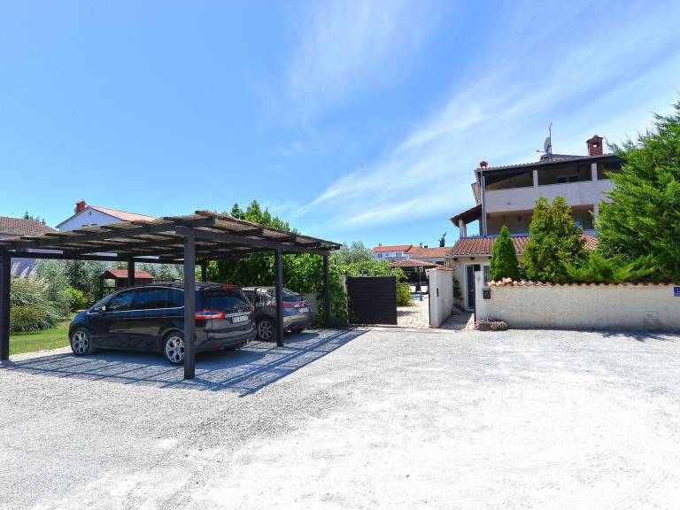 Nice vacation home with barbeque & private pool | Pet-friendly — photo 4