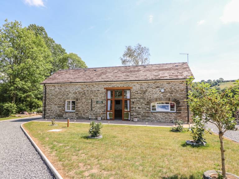 Cottage with yard — photo 2