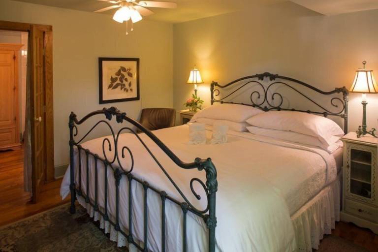 Bed and breakfast  Claxton Community