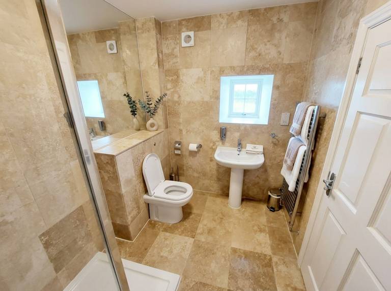Bamburgh - Sleeps 8 - 3 Bedrooms 2 Bathrooms - Secure Garden - Dogs Stay Free - Stunning Beach Walks & Views - Log Fire - Outdoor Eating & Parking — photo 4