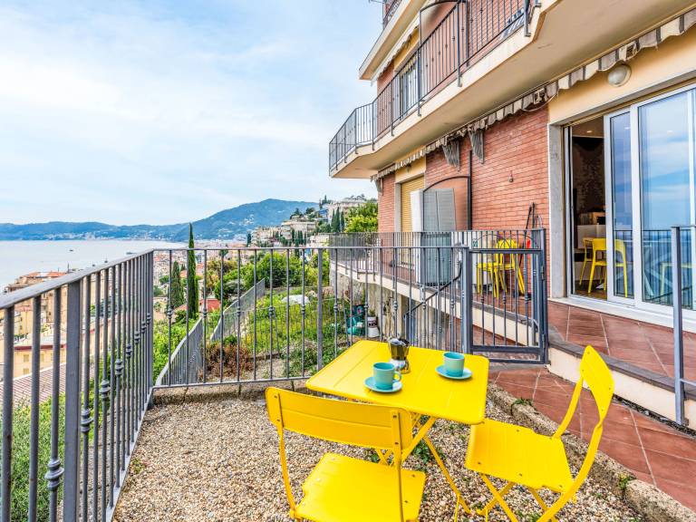 Fully equipped pleasant rental apartment with grill, yard & patio | Sea view | Next to the beach | Pet-friendly — photo 4