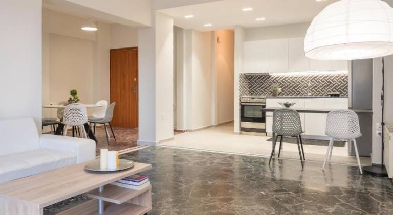 Rental apartment with hot tub & patio in Heraklion