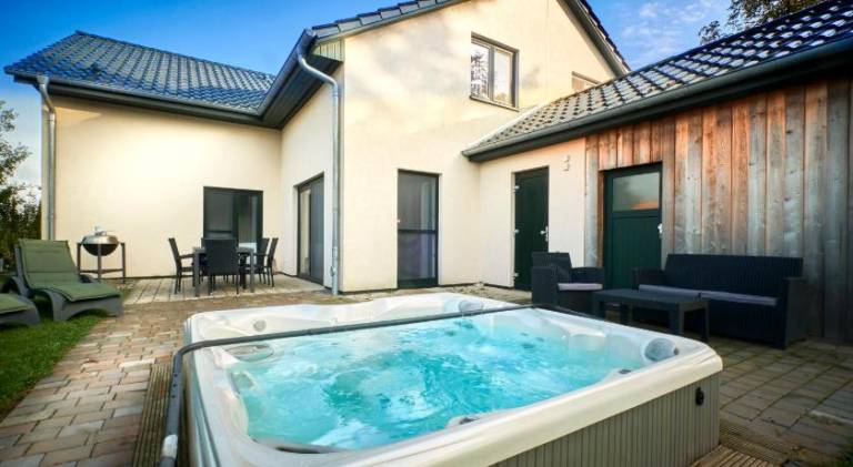Holiday apartment with jacuzzi, sauna & pool in Goehren-Lebbin