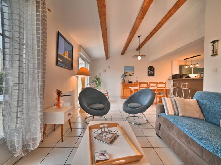 Vacation home with terrace, grill & yard — photo 3