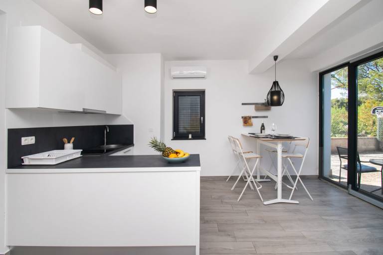 Apartment with terrace & barbeque | Garden view — photo 4